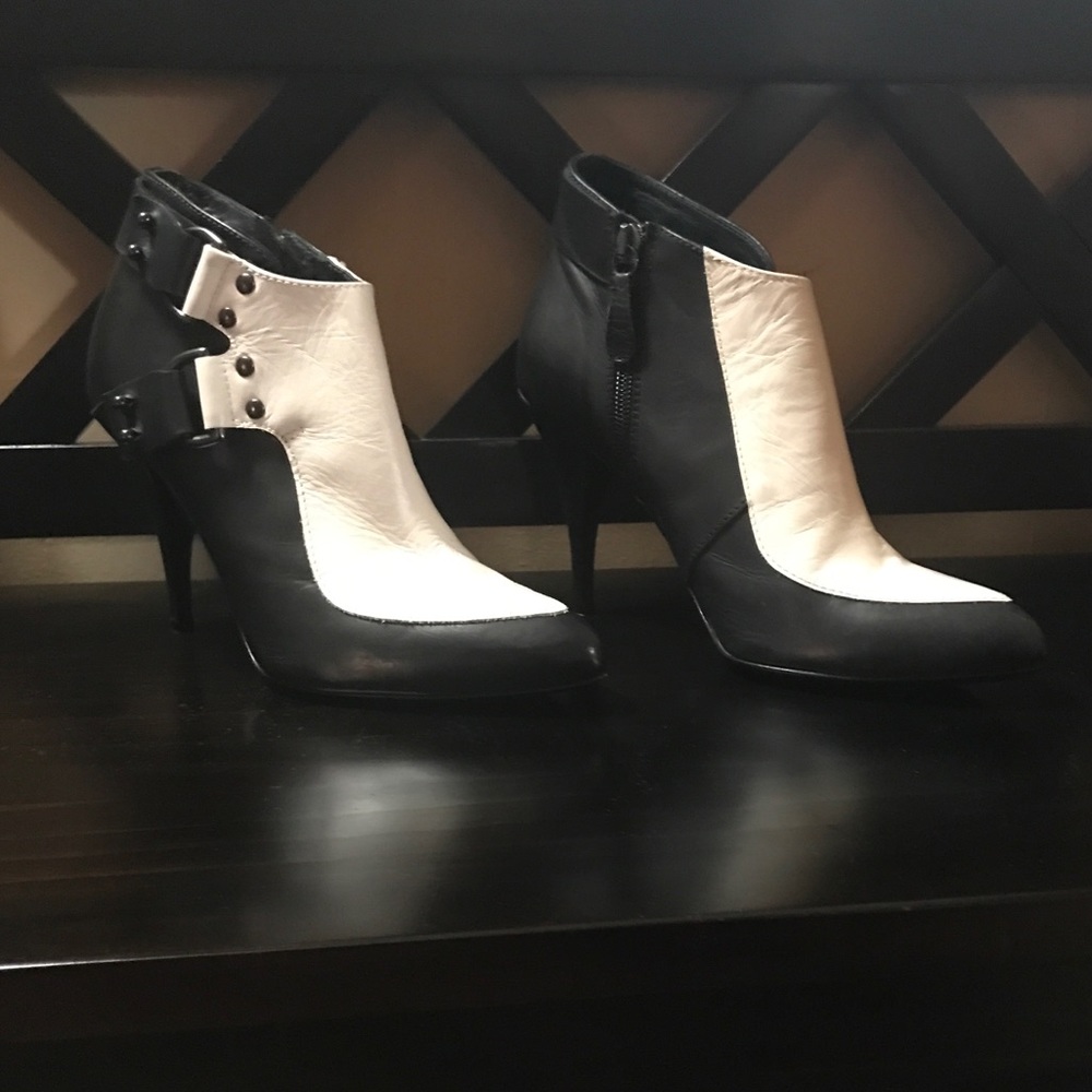 Alexander McQueen 2 Toned Leather Booties